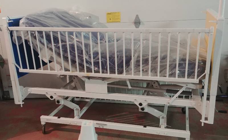 lot 178 image: Medical Hospital-Style Bed with accessories, manual hand crank