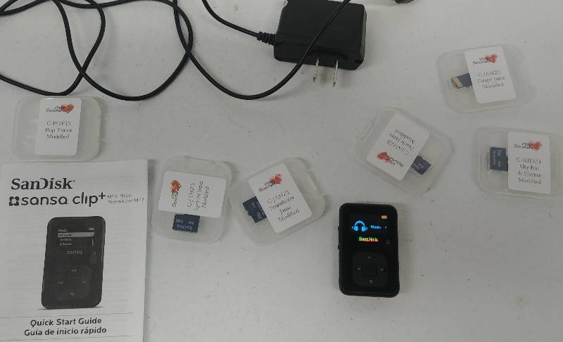 lot 179 image: Sansa SanDisk MP3 Player with FM Radio, Accessories, Music & more