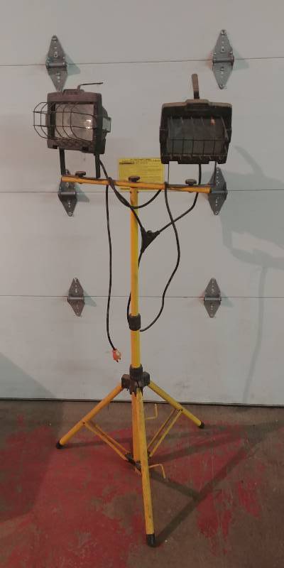 lot 184 image: Twin Work Lights on Tri-pod mount