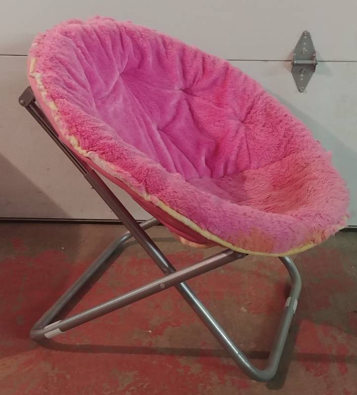 lot 186 image: Pop-up Plush Beanie chair.