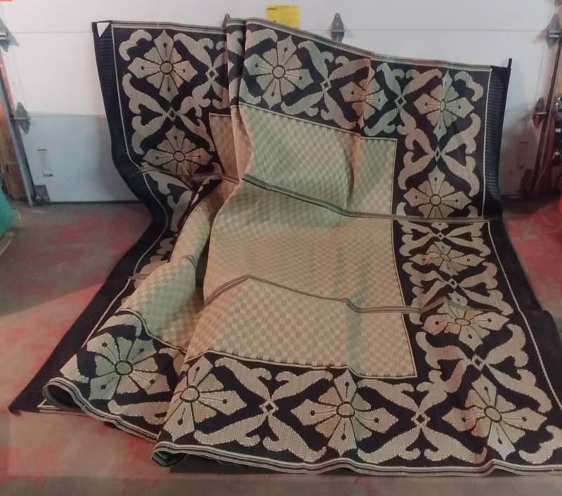 lot 189 image: 9x116 Wicker Patio Rug