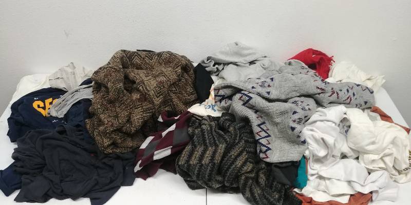lot 190 image: Assorted Clothing Lot