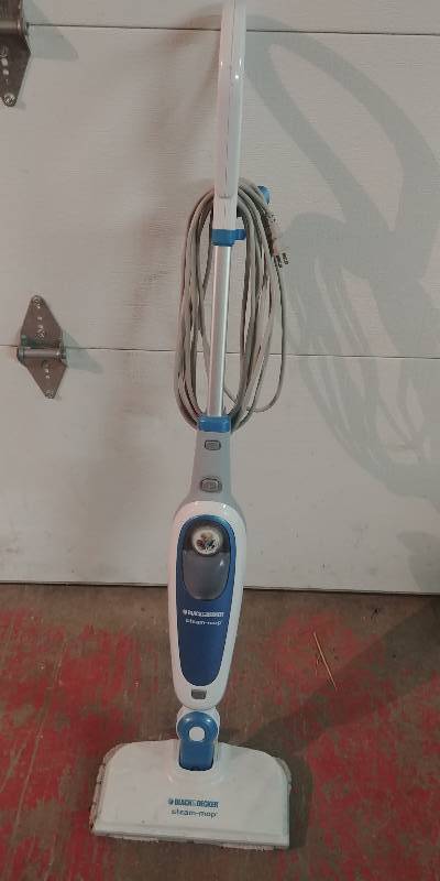 lot 194 image: Black & Decfker Steam Mop