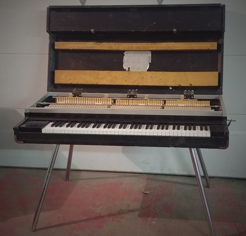 lot 202 image: Yamaha Gig Portable Elec. Baby Grand Piano - Used by those associated with Jimmy Jam