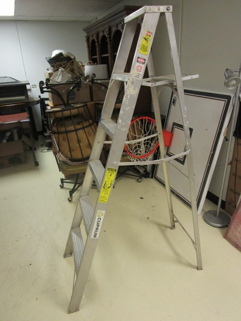 ALUMINUM LADDER