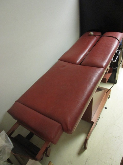 WORKING CHIROPRACTOR TABLE