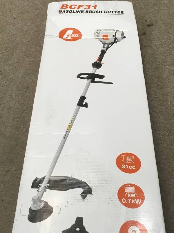 lot 18 image: Sunseeker 31 cc Gas 4-Cycle 2-in-1 Straight Shaft Grass Trimmer with Brush Cutter Blade and Bonus Harness in working condition