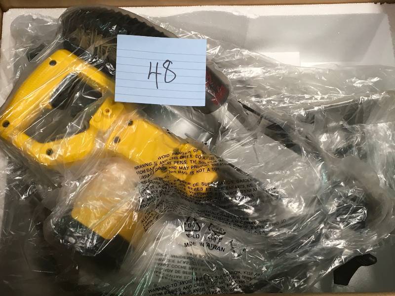 lot 48 image: DEWALT 15 Amp Corded 10 in. Compound Miter Saw MISSING CARRY HANDLE in working condition