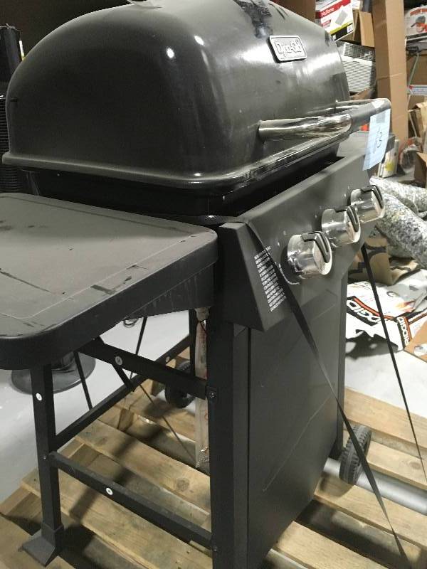 lot 63 image: Dyna-Glo 3-Burner Open Cart Propane Gas Grill in Black USED in working condition