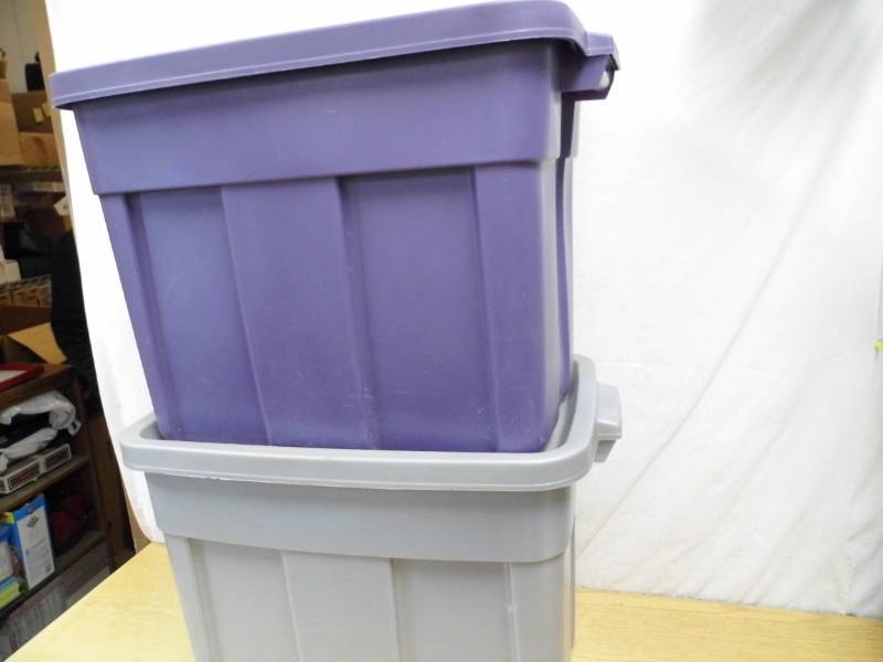 2 Rubbermaid Totes