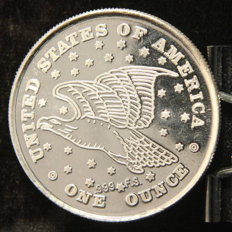 lot 22 image: 1 TROY OZ. .999 FINE SILVER LIBERTY EAGLE ROUND