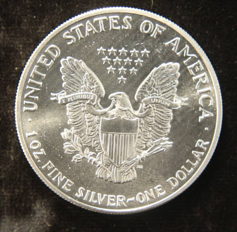 lot 35 image: 1989 AMERICAN SILVER EAGLE 1 TROY OZ. .999 FINE SILVER DOLLAR