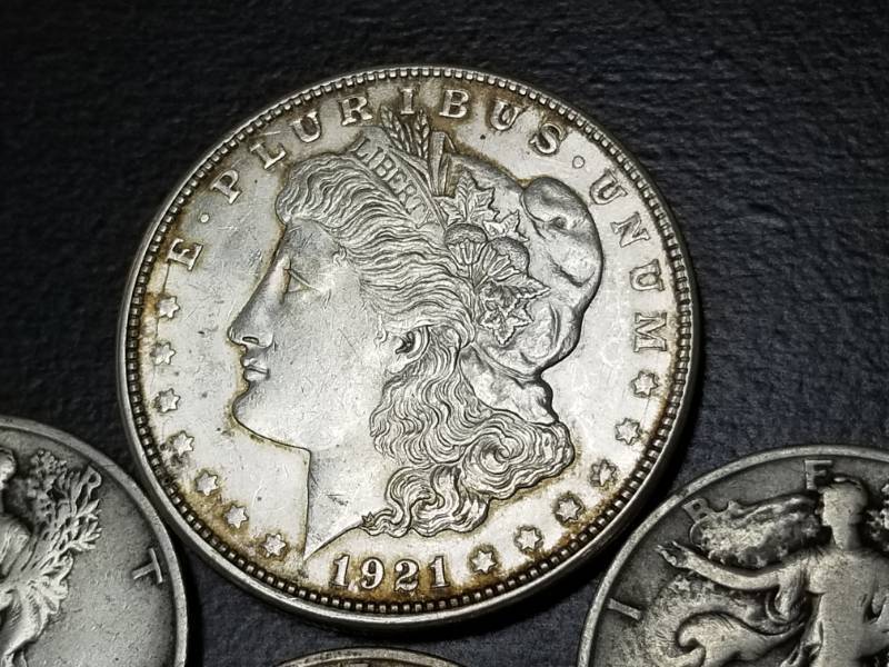 4 COINS 3 WALKING LIBERTY HALVES, 1921-D MORGAN SILVER DOLLAR
