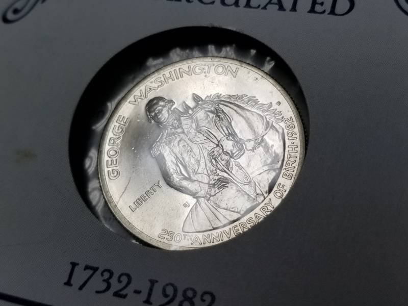 2 US 1982 WASHINGTON SILVER COMMEMORATIVE HALF DOLLARS PROOF & BU