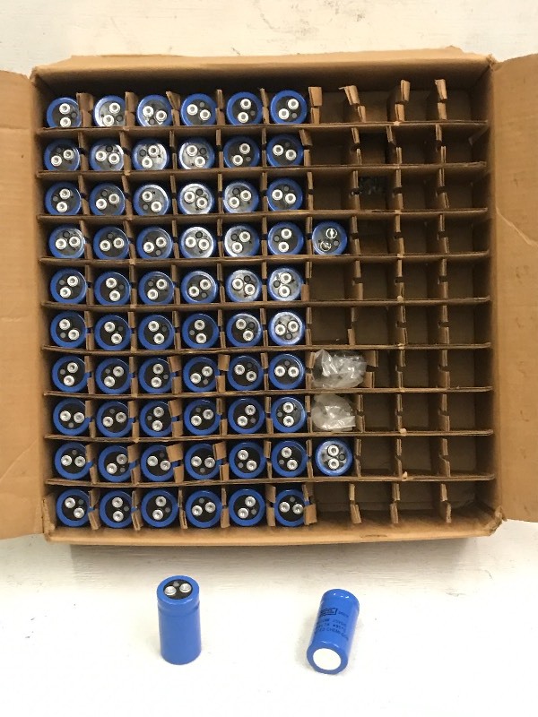 lot 14 image: (64) 25Volt Capacitors