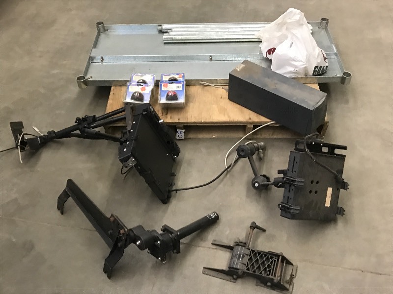 lot 80 image: Battery Back-Up, Assorted Electronic Automotive Mount Sets