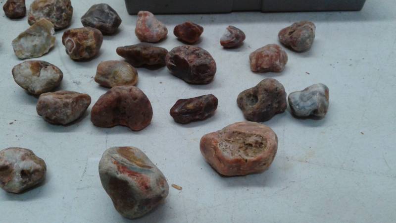 lot 29 image: Large Lot Of Agates And Rocks