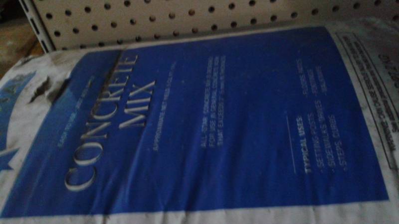 lot 58 image: 3 - 60 Pound Bags Of Concrete Mix