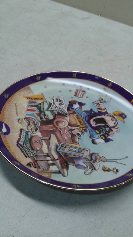 lot 64 image: Danbury Mint Ultimate Minnesota Vikings Fan Collectors Plate
