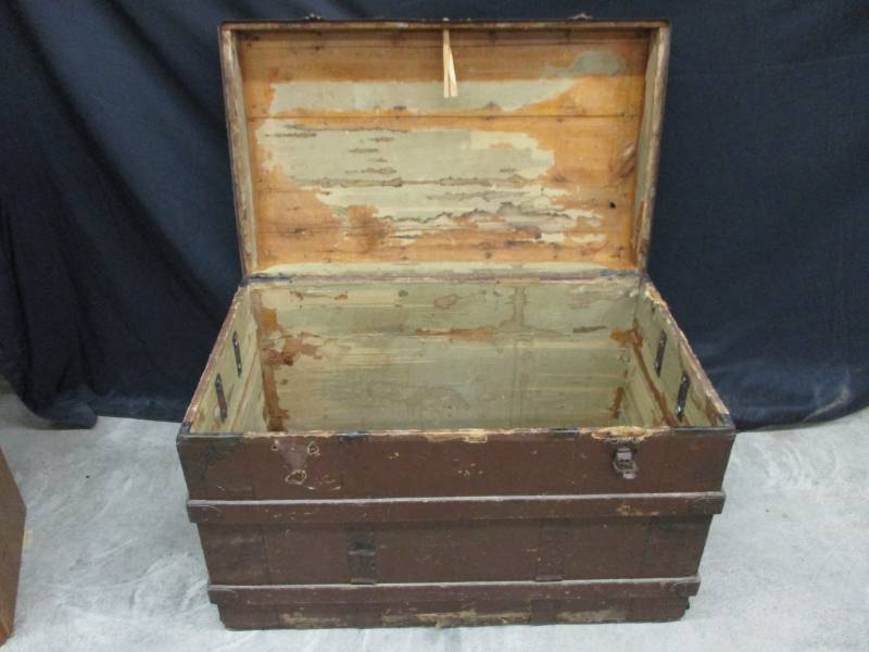 lot 3 image: Old Trunk