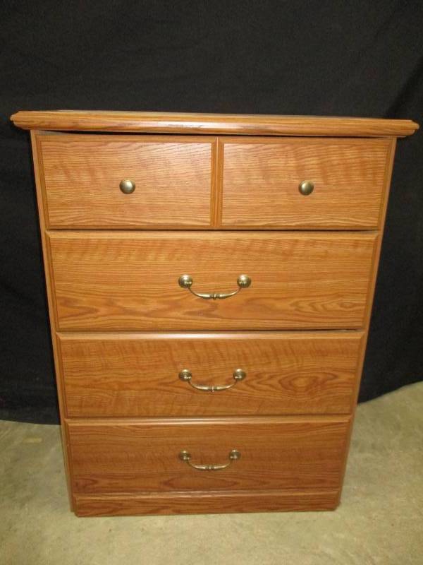 lot 4 image: 4 Drawer Dresser