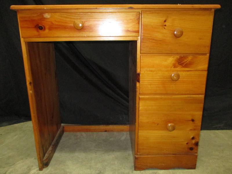 lot 6 image: 4 Drawer Desk