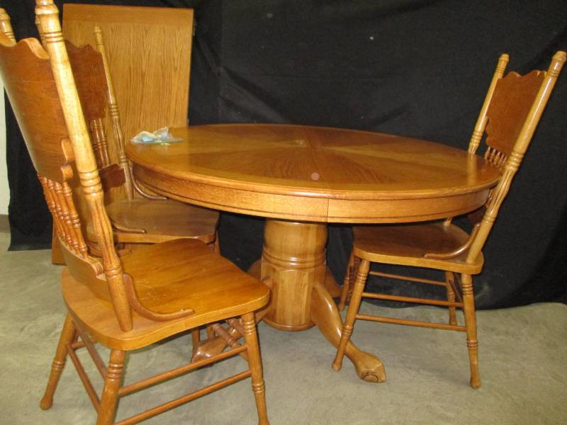 lot 7 image: Round Kitchen Table and 3 Chairs with a leaf