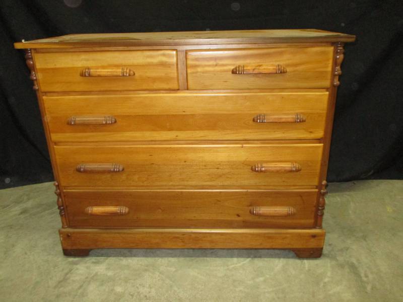 lot 8 image: Beautiful 5 Drawer Dresser