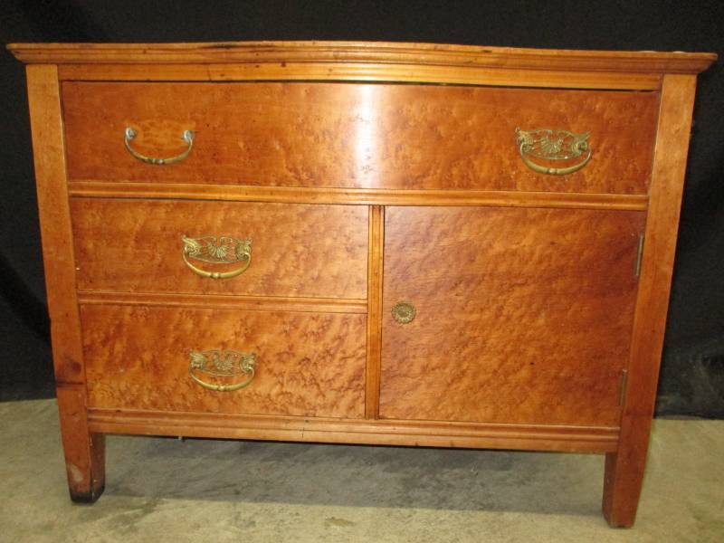 lot 11 image: Antique Wash StandBuffet