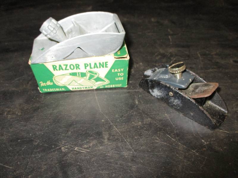 lot 18 image: 2 Small Planes, ones  a Razor Plane