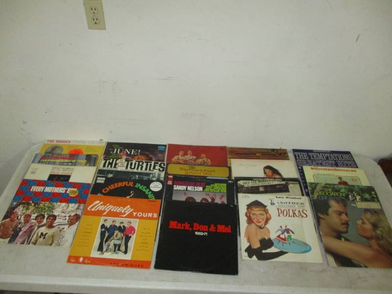 lot 24 image: 20 Various Records