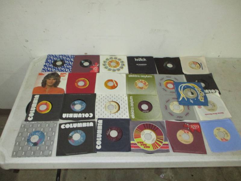 lot 28 image: 25 Various 45  Records
