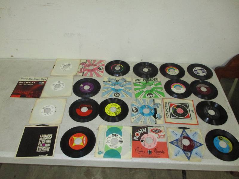 lot 29 image: 25 Various 45  Records