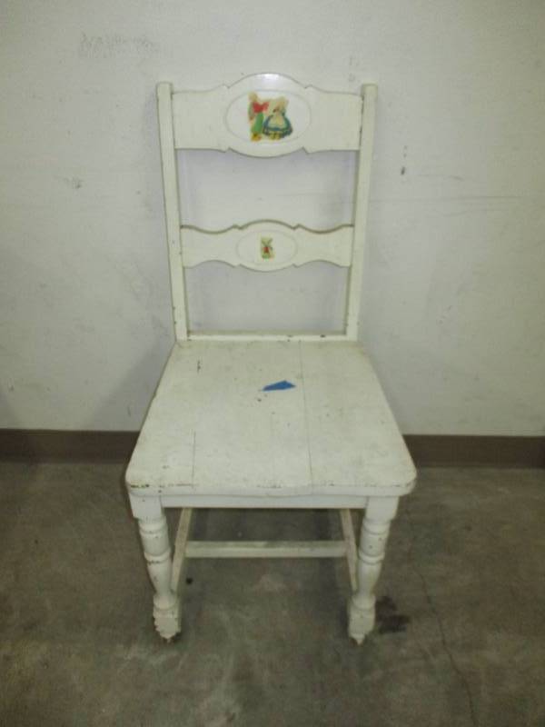 lot 35 image: Antique Chair
