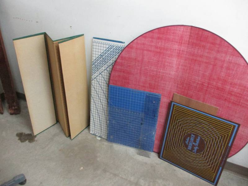 lot 39 image: Circular Folding Tabler Top and Various Quilting Tools