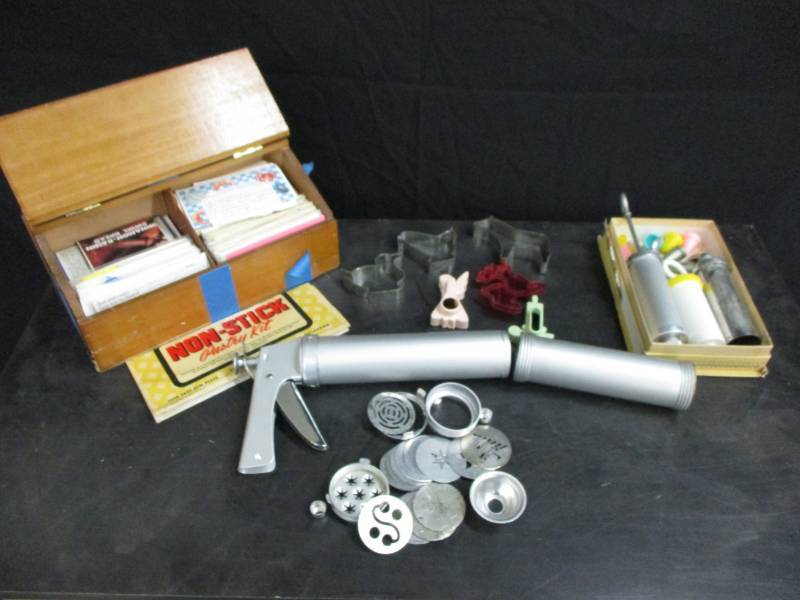 lot 43 image: Spritz makers and recipe box full of recipes and cookie cutters