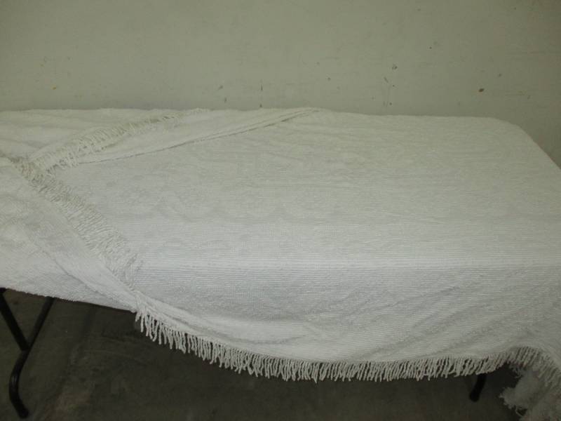 lot 46 image: Twin Channel Beadspread