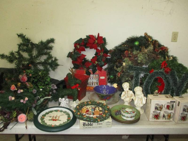 lot 71 image: Various Christmas wreaths and Christmas Decorations