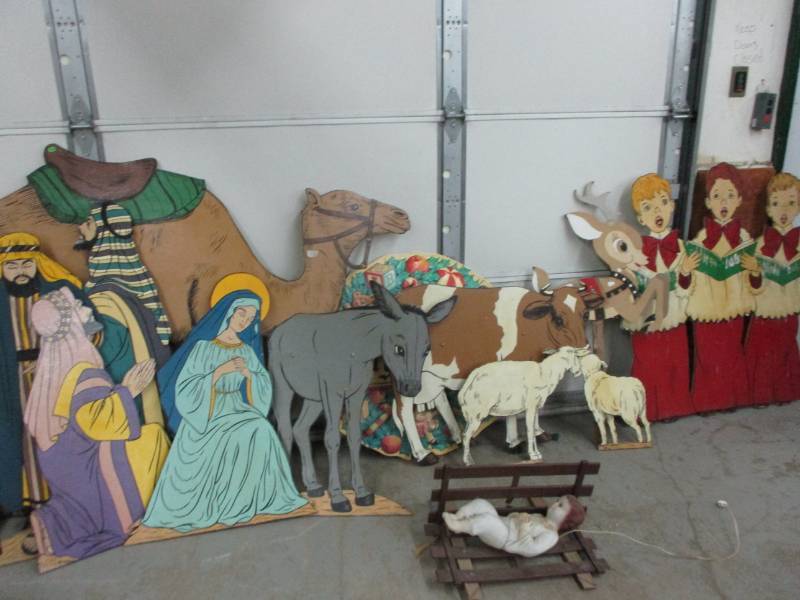 lot 72 image: Large Wood Nativity Pieces