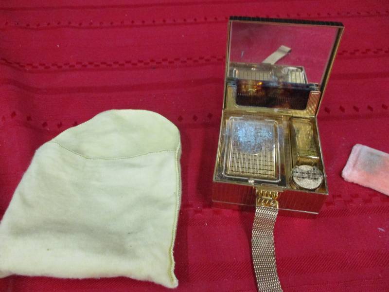 lot 84 image: Small gold makeup box with cloth case