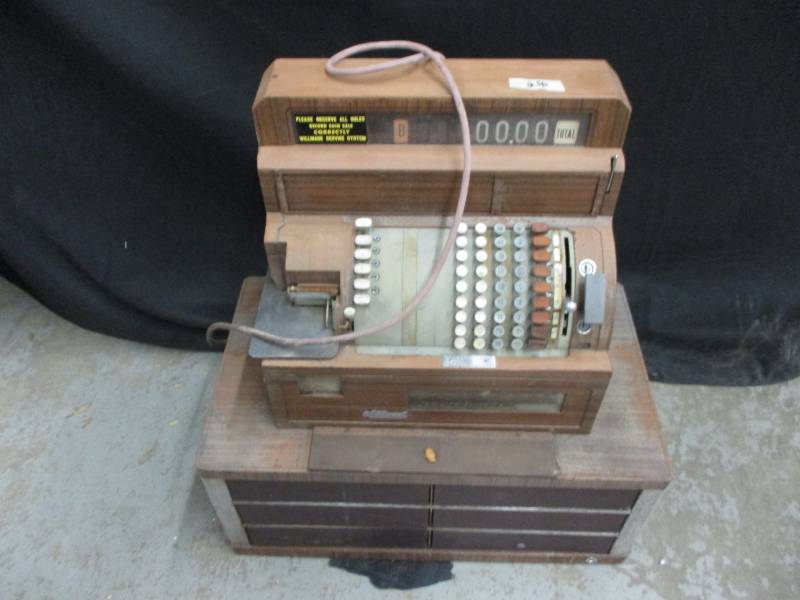lot 93 image: Older cash register