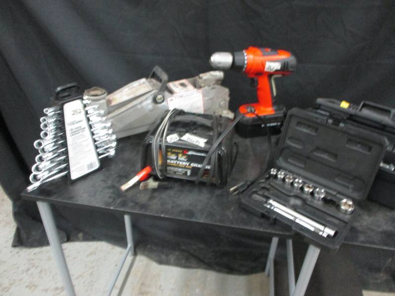 lot 102 image: Basic garage tools, including 2x floor jack no handle, 18 piece comination wrench set,