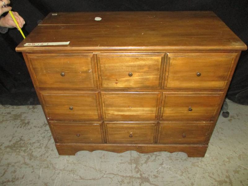 lot 104 image: 3-drawer dresser