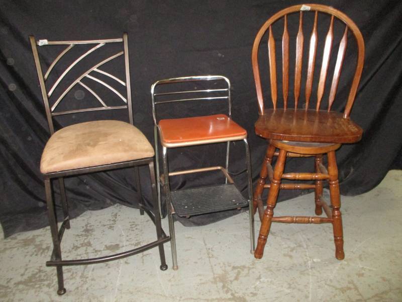 lot 105 image: 3 stools
