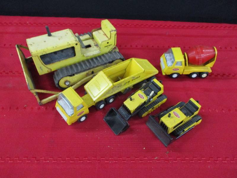 lot 121 image: Smaller Metal Tonka Toys and a noname bulldozer
