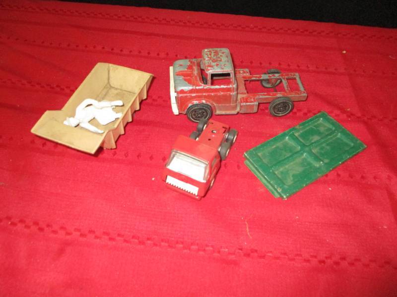 lot 122 image: Various toys and toy parts