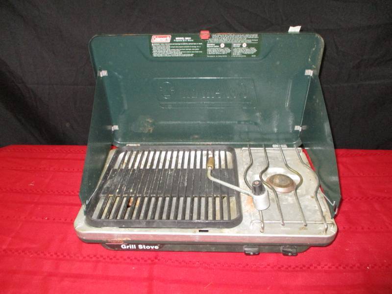 lot 124 image: Coleman Propane Grill and handy camping dishes