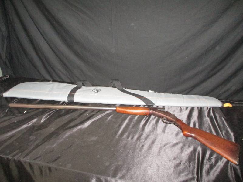 lot 4 image: TEXAS RANGER MONTGOMERY WARD & CO Single Shot break action 12 gauge Shotgun with 36barrel and case