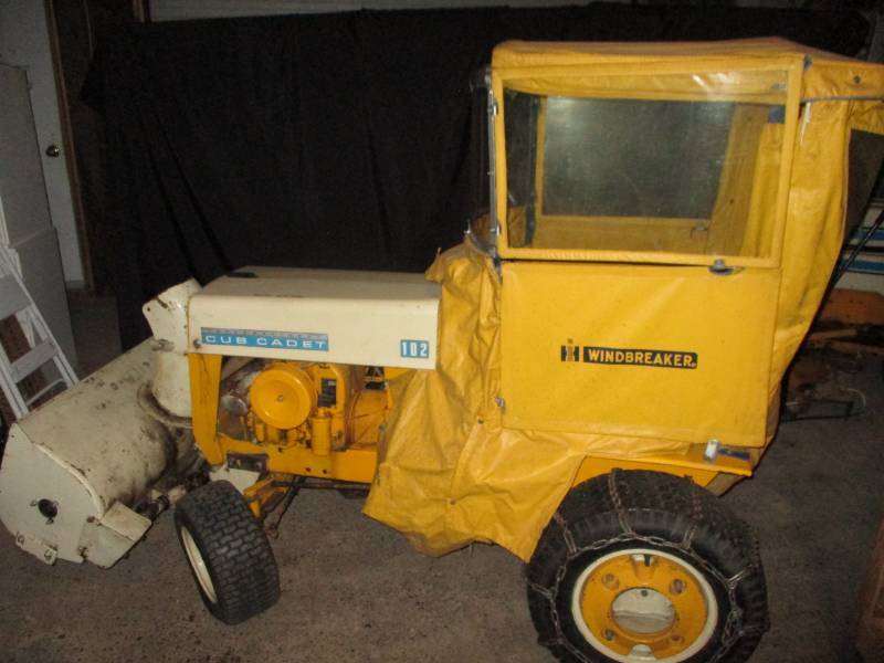 lot 11 image: 102 Cub Cadet with 36 snowblower works but needs battery