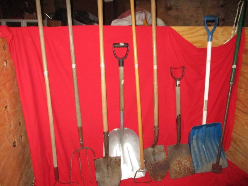 lot 35 image: Yard tools